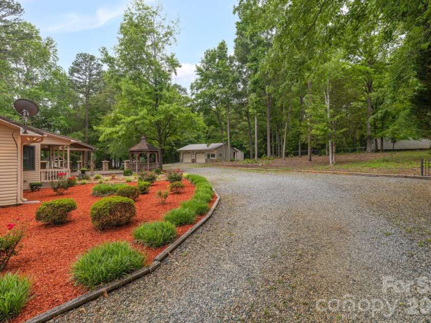 104 Willowbrook Drive, Thomasville, NC 27360.  MLS# CAR4388750, YatesRealty ID 27285. 