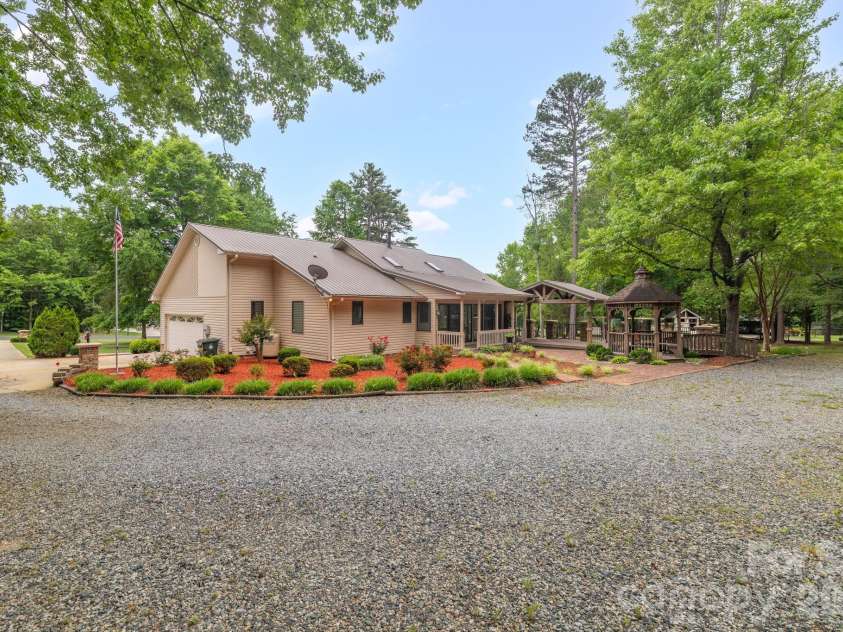 104 Willowbrook Drive, Thomasville, NC 27360.  MLS# CAR4388750, YatesRealty ID 27285. 