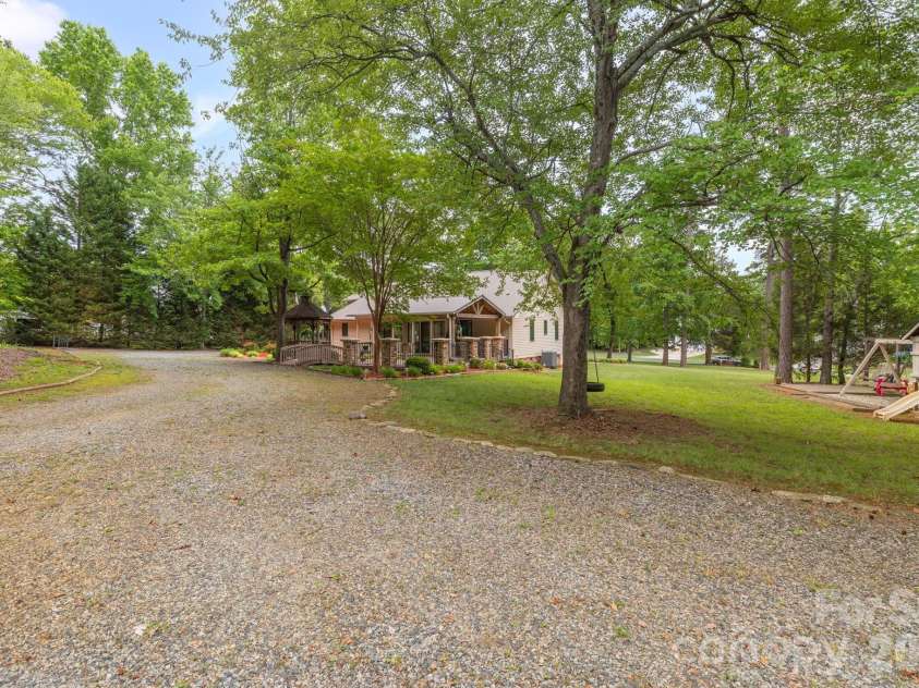 104 Willowbrook Drive, Thomasville, NC 27360.  MLS# CAR4388750, YatesRealty ID 27285. 