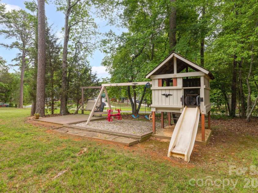 104 Willowbrook Drive, Thomasville, NC 27360.  MLS# CAR4388750, YatesRealty ID 27285. 
