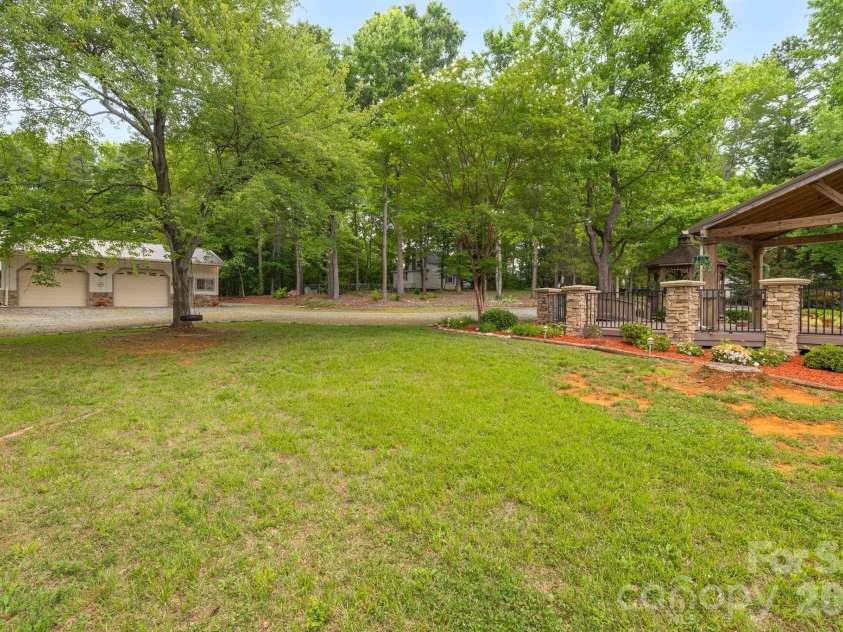 104 Willowbrook Drive, Thomasville, NC 27360.  MLS# CAR4388750, YatesRealty ID 27285. 