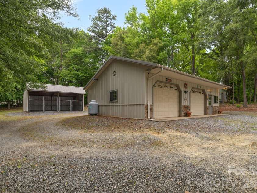 104 Willowbrook Drive, Thomasville, NC 27360.  MLS# CAR4388750, YatesRealty ID 27285. 