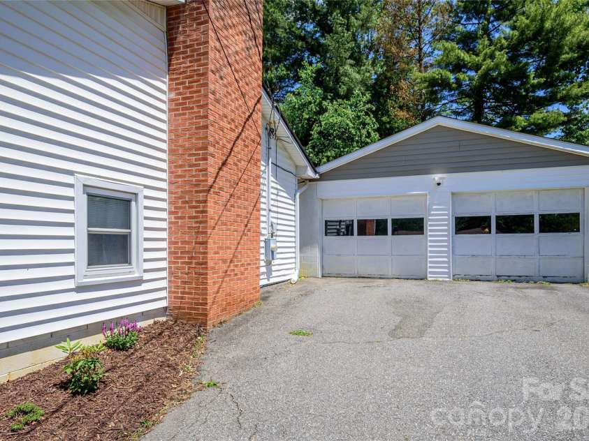155 Chestnut Place, Arden, NC 28704.  MLS# CAR4380174, YatesRealty ID 27289. 