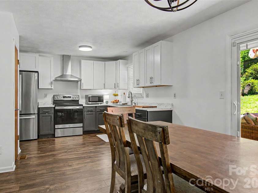 155 Chestnut Place, Arden, NC 28704.  MLS# CAR4380174, YatesRealty ID 27289. 