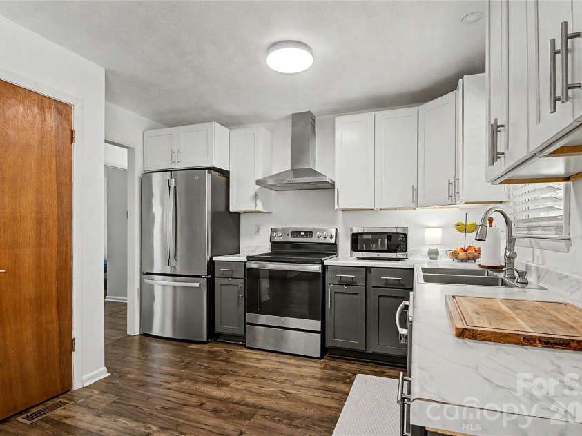155 Chestnut Place, Arden, NC 28704.  MLS# CAR4380174, YatesRealty ID 27289. 