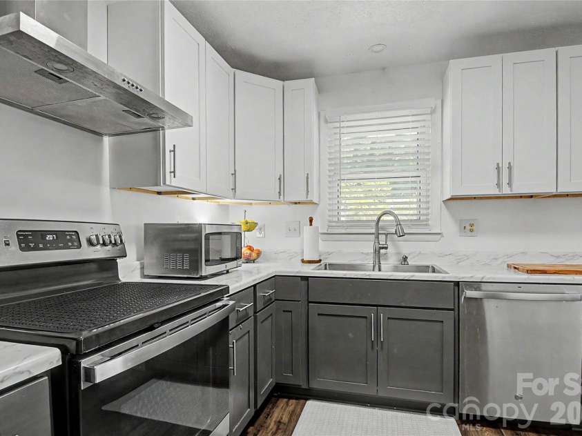 155 Chestnut Place, Arden, NC 28704.  MLS# CAR4380174, YatesRealty ID 27289. 