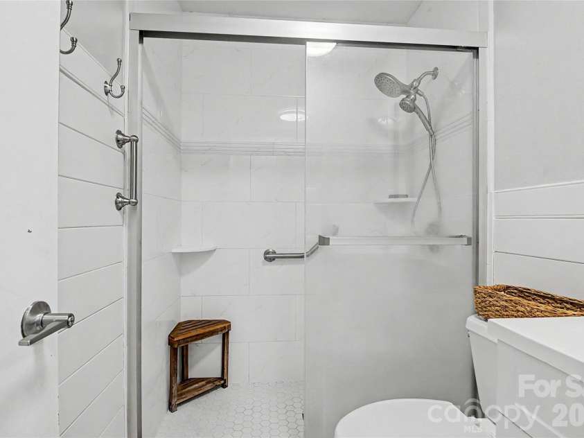 155 Chestnut Place, Arden, NC 28704.  MLS# CAR4380174, YatesRealty ID 27289. 