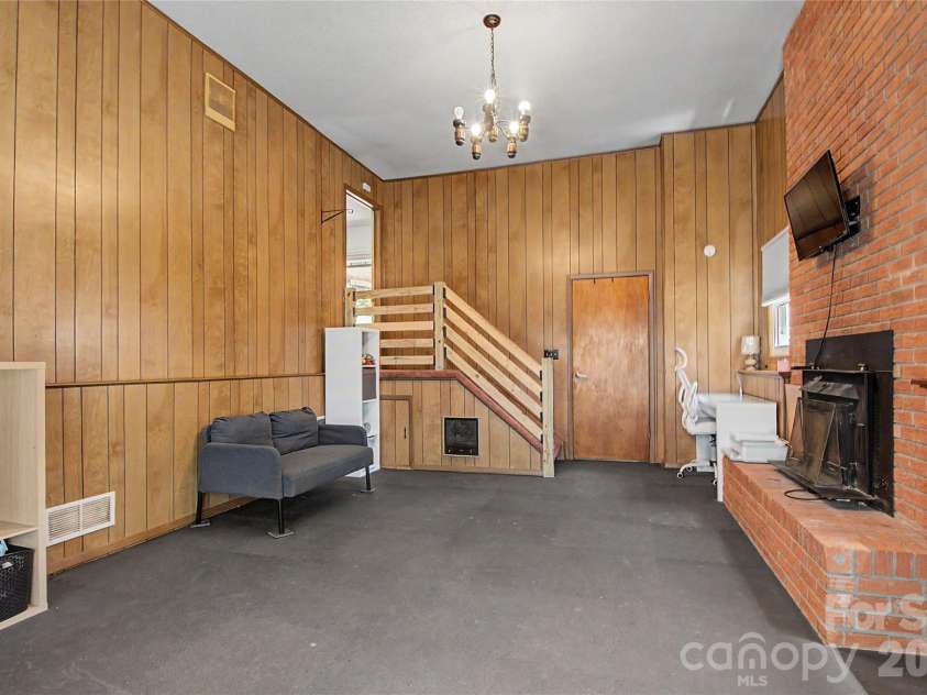 155 Chestnut Place, Arden, NC 28704.  MLS# CAR4380174, YatesRealty ID 27289. 