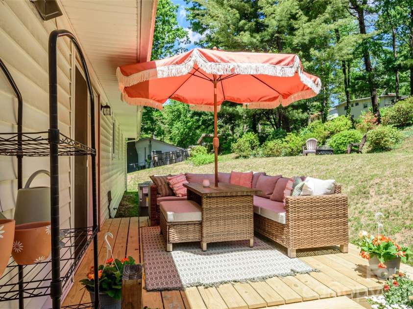 155 Chestnut Place, Arden, NC 28704.  MLS# CAR4380174, YatesRealty ID 27289. 