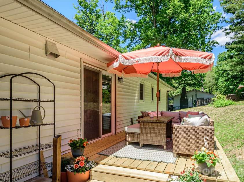 155 Chestnut Place, Arden, NC 28704.  MLS# CAR4380174, YatesRealty ID 27289. 