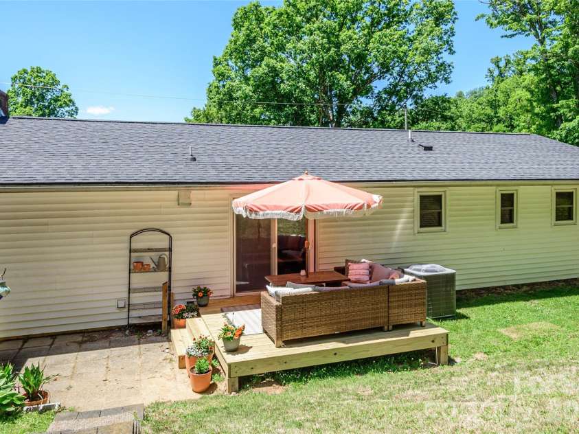 155 Chestnut Place, Arden, NC 28704.  MLS# CAR4380174, YatesRealty ID 27289. 