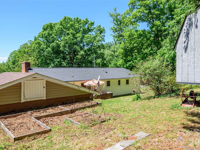 155 Chestnut Place, Arden, NC 28704.  MLS# CAR4380174, YatesRealty ID 27289. 