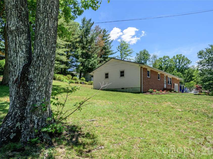 155 Chestnut Place, Arden, NC 28704.  MLS# CAR4380174, YatesRealty ID 27289. 