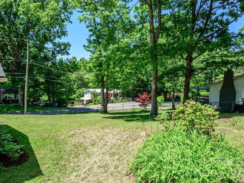 155 Chestnut Place, Arden, NC 28704.  MLS# CAR4380174, YatesRealty ID 27289. 