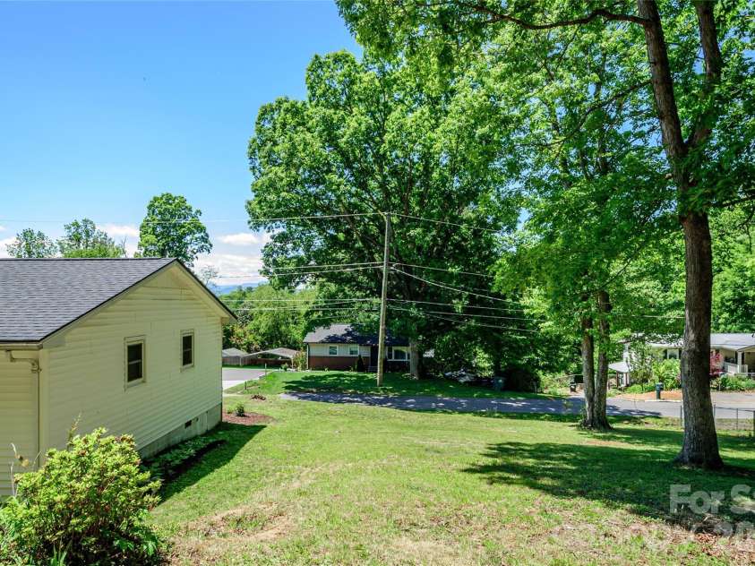 155 Chestnut Place, Arden, NC 28704.  MLS# CAR4380174, YatesRealty ID 27289. 
