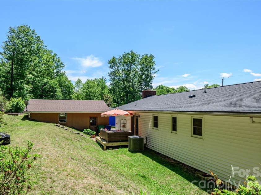 155 Chestnut Place, Arden, NC 28704.  MLS# CAR4380174, YatesRealty ID 27289. 