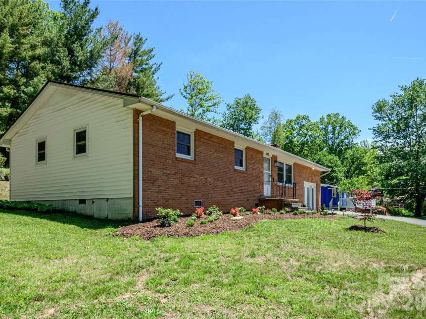 155 Chestnut Place, Arden, NC 28704.  MLS# CAR4380174, YatesRealty ID 27289. 