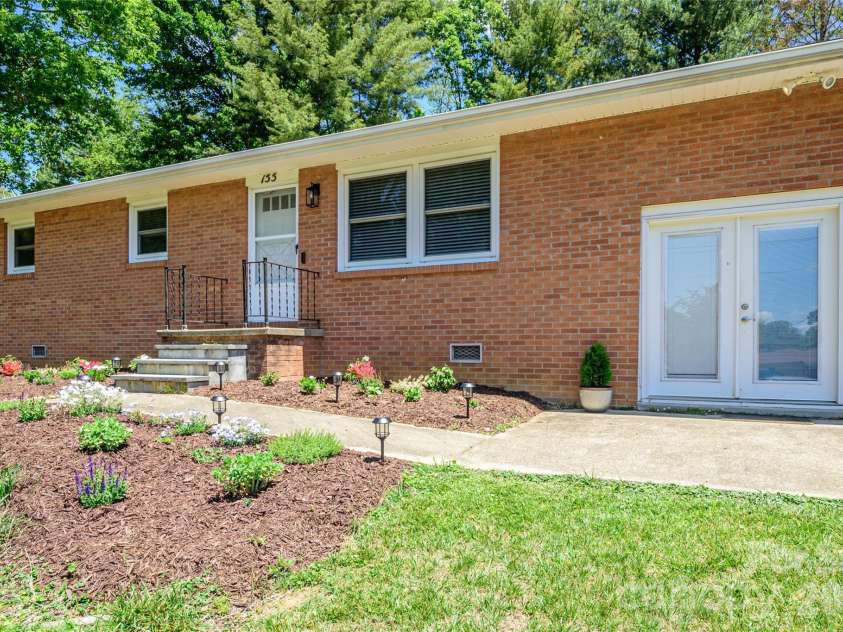 155 Chestnut Place, Arden, NC 28704.  MLS# CAR4380174, YatesRealty ID 27289. 