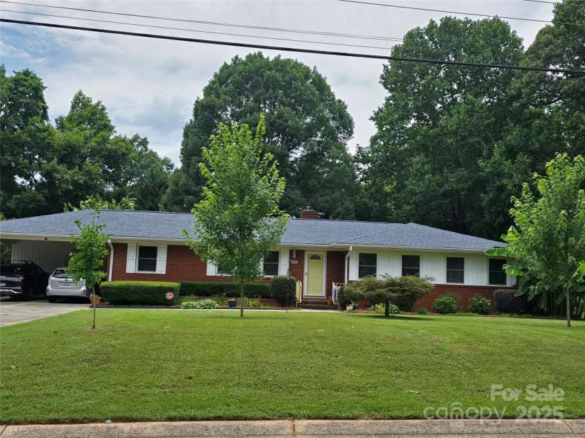 6003 Woodbridge Road, Charlotte, NC 28227.  MLS# CAR4257051, YatesRealty ID 27289. 