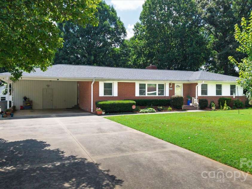 6003 Woodbridge Road, Charlotte, NC 28227.  MLS# CAR4257051, YatesRealty ID 27289. 