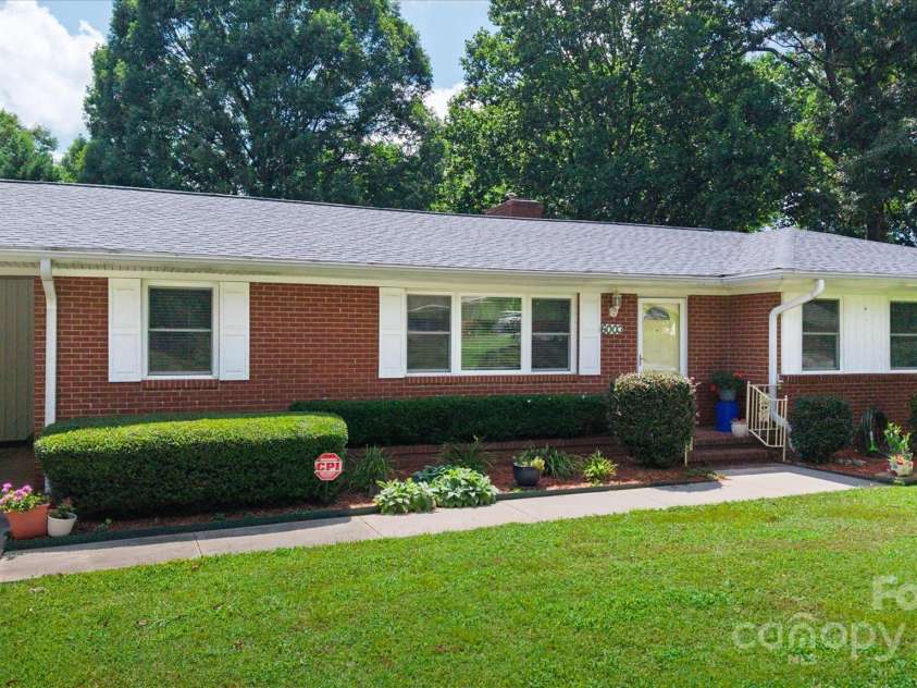 6003 Woodbridge Road, Charlotte, NC 28227.  MLS# CAR4257051, YatesRealty ID 27289. 