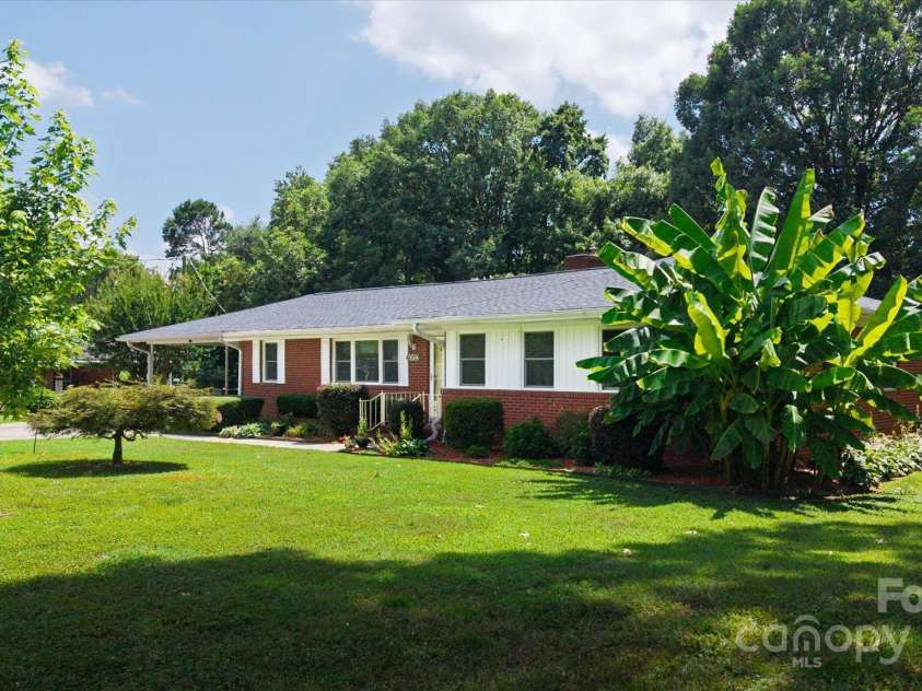 6003 Woodbridge Road, Charlotte, NC 28227.  MLS# CAR4257051, YatesRealty ID 27289. 