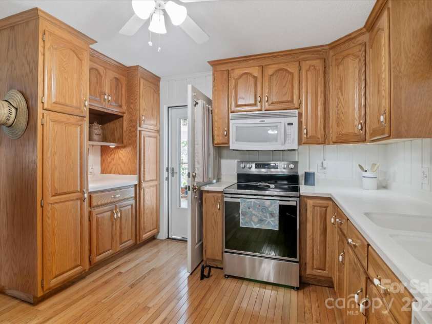6003 Woodbridge Road, Charlotte, NC 28227.  MLS# CAR4257051, YatesRealty ID 27289. 