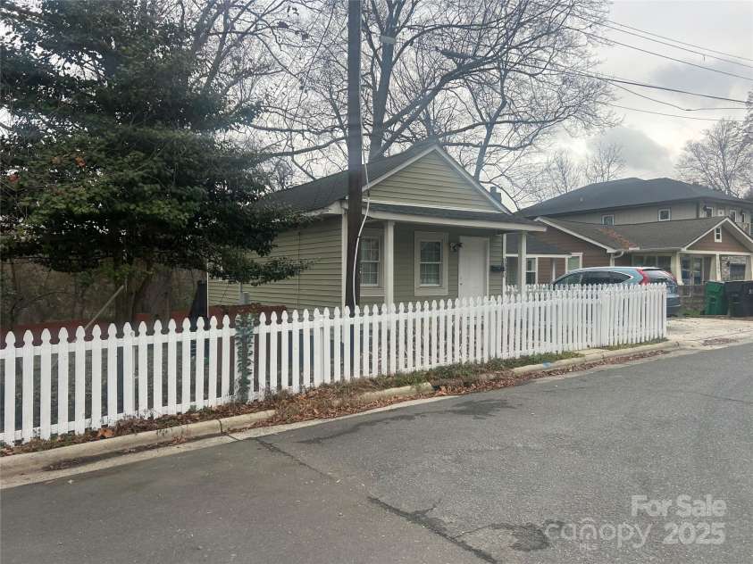 1301 Mcdowell Street, Charlotte, NC 28205.  MLS# CAR4225082, YatesRealty ID 2729. 