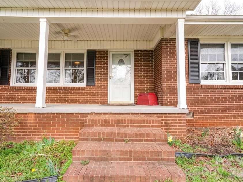2926 Lake Drive, Shelby, NC 28152.  MLS# CAR4351975, YatesRealty ID 2729. Covered Front Porch