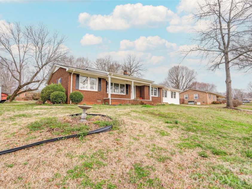 2926 Lake Drive, Shelby, NC 28152.  MLS# CAR4351975, YatesRealty ID 2729. Front Left