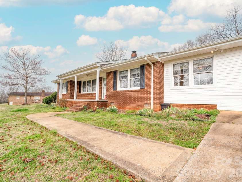 2926 Lake Drive, Shelby, NC 28152.  MLS# CAR4351975, YatesRealty ID 2729. Front Right