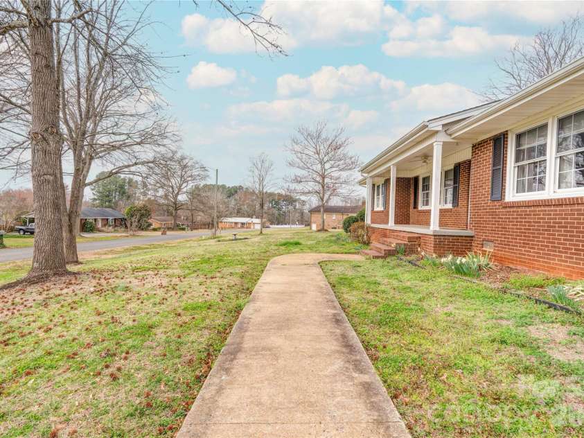 2926 Lake Drive, Shelby, NC 28152.  MLS# CAR4351975, YatesRealty ID 2729. Front Walk