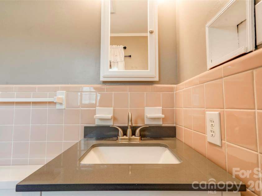 2926 Lake Drive, Shelby, NC 28152.  MLS# CAR4351975, YatesRealty ID 2729. Primary Bathroom