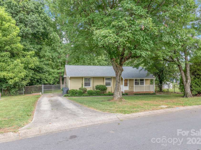 3312 Autumn Ridge Drive, Charlotte, NC 28269.  MLS# CAR4278857, YatesRealty ID 27292. 