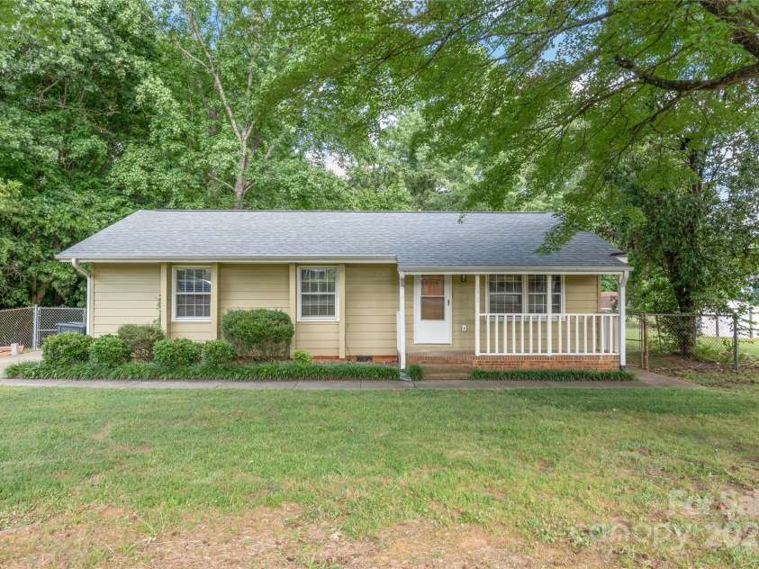 3312 Autumn Ridge Drive, Charlotte, NC 28269.  MLS# CAR4278857, YatesRealty ID 27292. 
