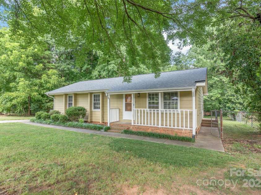 3312 Autumn Ridge Drive, Charlotte, NC 28269.  MLS# CAR4278857, YatesRealty ID 27292. 
