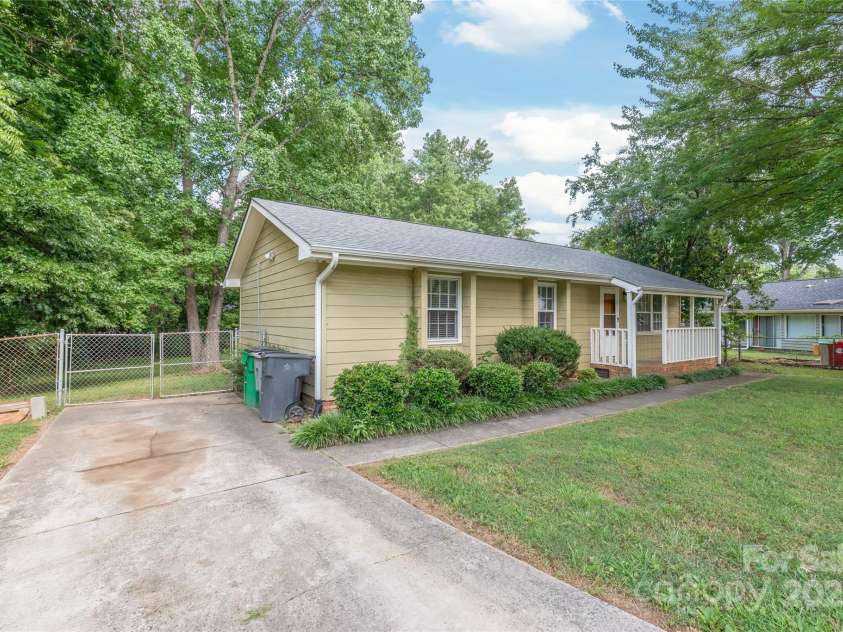 3312 Autumn Ridge Drive, Charlotte, NC 28269.  MLS# CAR4278857, YatesRealty ID 27292. 