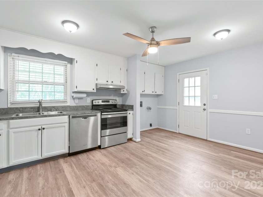 3312 Autumn Ridge Drive, Charlotte, NC 28269.  MLS# CAR4278857, YatesRealty ID 27292. 