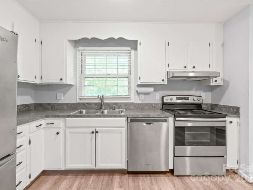 3312 Autumn Ridge Drive, Charlotte, NC 28269.  MLS# CAR4278857, YatesRealty ID 27292. 