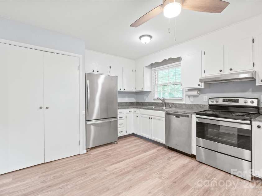 3312 Autumn Ridge Drive, Charlotte, NC 28269.  MLS# CAR4278857, YatesRealty ID 27292. 