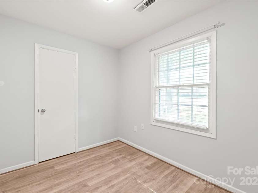 3312 Autumn Ridge Drive, Charlotte, NC 28269.  MLS# CAR4278857, YatesRealty ID 27292. 