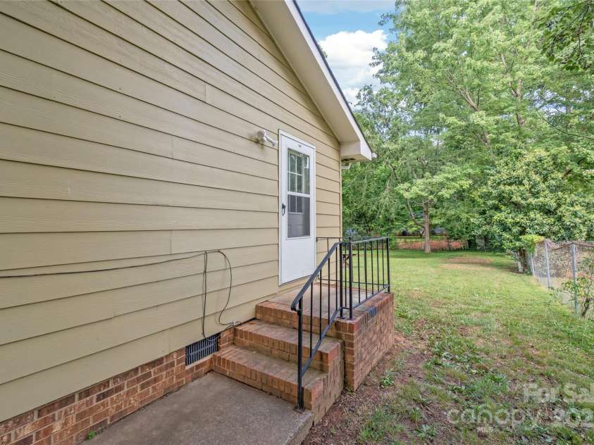 3312 Autumn Ridge Drive, Charlotte, NC 28269.  MLS# CAR4278857, YatesRealty ID 27292. 