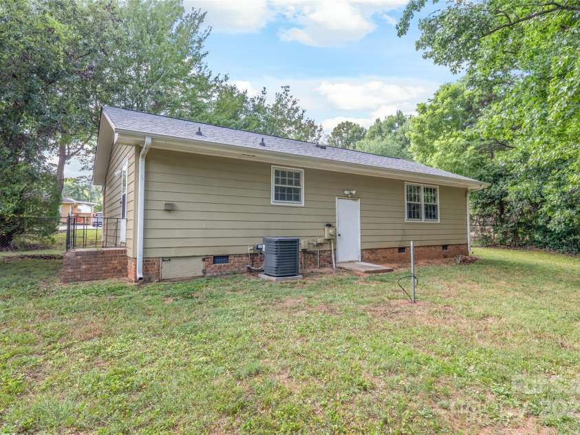 3312 Autumn Ridge Drive, Charlotte, NC 28269.  MLS# CAR4278857, YatesRealty ID 27292. 