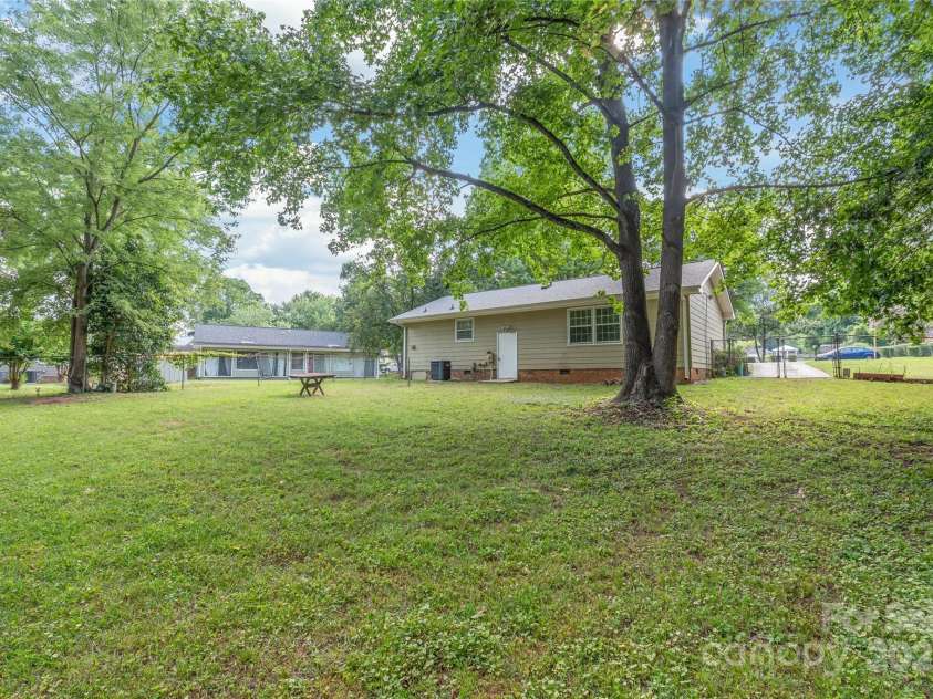 3312 Autumn Ridge Drive, Charlotte, NC 28269.  MLS# CAR4278857, YatesRealty ID 27292. 