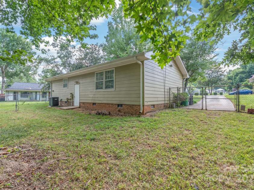 3312 Autumn Ridge Drive, Charlotte, NC 28269.  MLS# CAR4278857, YatesRealty ID 27292. 