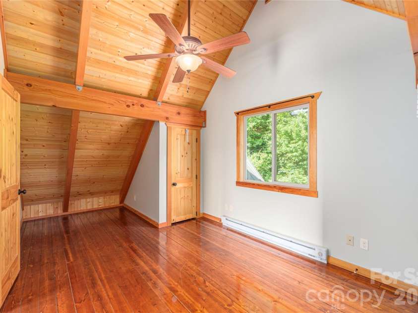 121 Mountainview Road, Asheville, NC 28806.  MLS# CAR4382985, YatesRealty ID 27293. Ceilings Fans in Bedrooms 