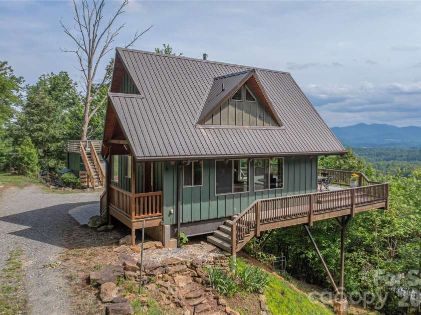 121 Mountainview Road, Asheville, NC 28806.  MLS# CAR4382985, YatesRealty ID 27293. Mountain Chalet with Long Range Views 