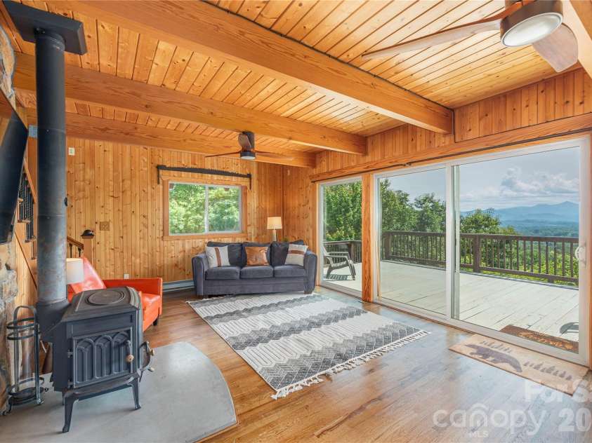 121 Mountainview Road, Asheville, NC 28806.  MLS# CAR4382985, YatesRealty ID 27293. Spacious Living Room