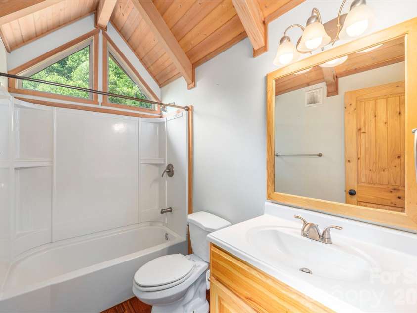 121 Mountainview Road, Asheville, NC 28806.  MLS# CAR4382985, YatesRealty ID 27293. Tub/Shower in Bathroom 