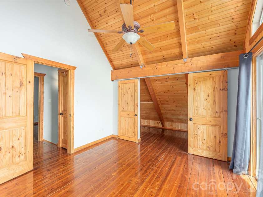 121 Mountainview Road, Asheville, NC 28806.  MLS# CAR4382985, YatesRealty ID 27293. Upper Level Bedrooms have Large Closets
